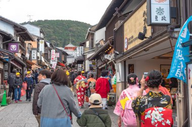 Alışveriş caddesi Matsubara-dori üzerinde kalabalık turist. Kyoto, Japonya'daki Kiyomizu-dera tapınağı yakınlarındaki mağaza ve restoranlarla dolu - 23 Temmuz 2018