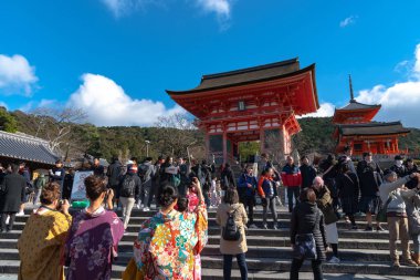 Nio-mon Kapısı veya Nio Kapısı, Kyoto Kiyomizu-dera Tapınağı'nın ana girişi, Japonya - 23 Temmuz 2018