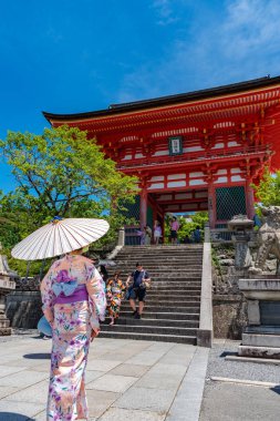 Nio-mon Kapısı veya Nio Kapısı, Kyoto Kiyomizu-dera Tapınağı'nın ana girişi, Japonya - 23 Temmuz 2018