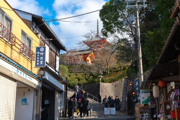 商店街松原通りには観光客が殺祭 京都の清水寺近くのお店や飲食店がいっぱい 2018年7月23日 — ストック写真