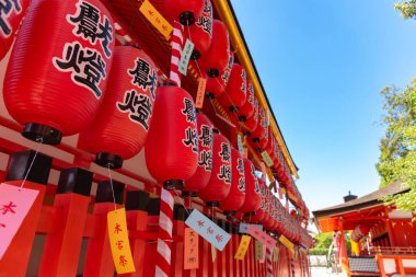Fushimi Inari-taisha Tapınağı. Kırmızı Japon fenerleri ile binlerce sayısız vermilion Torii kapıları, Fushimi Inari dini merkezi en önemli şinto kutsal ve Kyoto, Japonya'da en eski