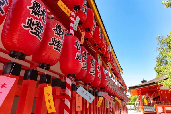 Fushimi Inari-taisha Tapınağı. Kırmızı Japon fenerleri ile binlerce sayısız vermilion Torii kapıları, Fushimi Inari dini merkezi en önemli şinto kutsal ve Kyoto, Japonya'da en eski