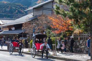 Arashiyama ilçesinde Togetsu-kyo köprü Aera. Birçok yerel geleneksel hediyelik eşya dükkanları ve ana caddede kalabalık turistler. Kyoto, Japonya - 12 Aralık 2018