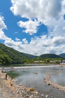 Arashiyama ilçesinde renkli orman dağ arka plan ile katsuragawa nehri üzerinde Togetsu-kyo köprü. Arashiyama, ulusal olarak belirlenmiş tarihi bir yer ve Doğal Güzellik Yeridir. Kyoto, Japonya