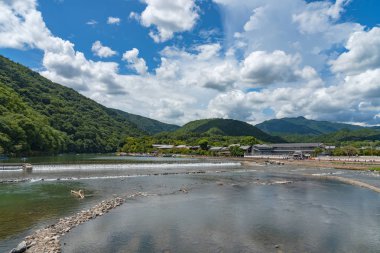 Arashiyama ilçesinde renkli orman dağ arka plan ile katsuragawa nehri üzerinde Togetsu-kyo köprü. Arashiyama, ulusal olarak belirlenmiş tarihi bir yer ve Doğal Güzellik Yeridir. Kyoto, Japonya