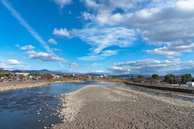 Arashiyama ilçesinde renkli orman dağ arka plan ile katsuragawa nehri üzerinde Togetsu-kyo köprü. Arashiyama, ulusal olarak belirlenmiş tarihi bir yer ve Doğal Güzellik Yeridir. Kyoto, Japonya