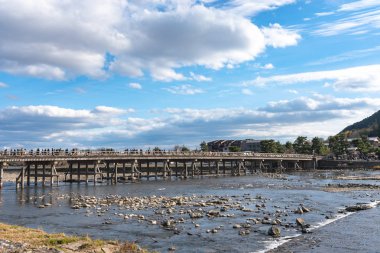 Arashiyama ilçesinde renkli orman dağ arka plan ile katsuragawa nehri üzerinde Togetsu-kyo köprü. Arashiyama, ulusal olarak belirlenmiş tarihi bir yer ve Doğal Güzellik Yeridir. Kyoto, Japonya