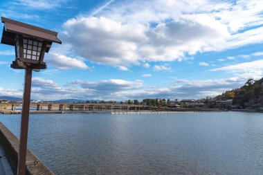 Arashiyama ilçesinde renkli orman dağ arka plan ile katsuragawa nehri üzerinde Togetsu-kyo köprü. Arashiyama, ulusal olarak belirlenmiş tarihi bir yer ve Doğal Güzellik Yeridir. Kyoto, Japonya