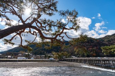 Arashiyama ilçesinde renkli orman dağ arka plan ile katsuragawa nehri üzerinde Togetsu-kyo köprü. Arashiyama, ulusal olarak belirlenmiş tarihi bir yer ve Doğal Güzellik Yeridir. Kyoto, Japonya