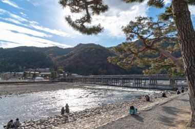 Arashiyama ilçesinde renkli orman dağ arka plan ile katsuragawa nehri üzerinde Togetsu-kyo köprü. Arashiyama, ulusal olarak belirlenmiş tarihi bir yer ve Doğal Güzellik Yeridir. Kyoto, Japonya