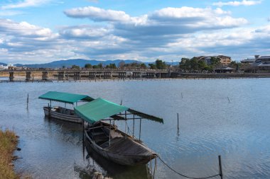 Hozu-gawa Nehri ve Togetsu-kyo köprü de Tekne Arashiyama renkli orman dağ arka plan ile, Kyoto, Japonya. Arashiyama ulusal olarak belirlenmiş tarihi bir yer ve Manzara Güzellik Yeri.