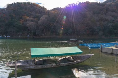 Hozu-gawa Nehri ve Togetsu-kyo köprü de Tekne Arashiyama renkli orman dağ arka plan ile, Kyoto, Japonya. Arashiyama ulusal olarak belirlenmiş tarihi bir yer ve Manzara Güzellik Yeri.