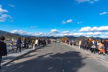 Arashiyama ilçesinde Togetsu-kyo köprü Aera. Birçok yerel geleneksel hediyelik eşya dükkanları ve ana caddede kalabalık turistler. Kyoto, Japonya - 12 Aralık 2018
