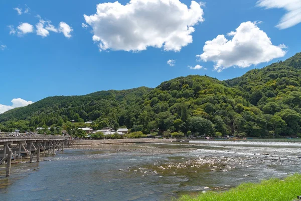 Arashiyama ilçesinde renkli orman dağ arka plan ile katsuragawa nehri üzerinde Togetsu-kyo köprü. Arashiyama, ulusal olarak belirlenmiş tarihi bir yer ve Doğal Güzellik Yeridir. Kyoto, Japonya