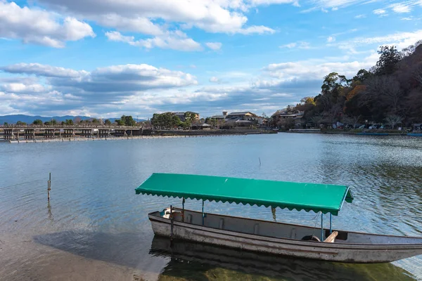 Hozu-gawa Nehri ve Togetsu-kyo köprü de Tekne Arashiyama renkli orman dağ arka plan ile, Kyoto, Japonya. Arashiyama ulusal olarak belirlenmiş tarihi bir yer ve Manzara Güzellik Yeri.