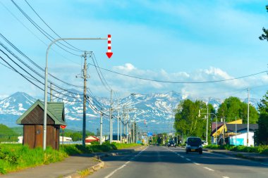 Biei kasabasında yaz aylarında kırsal yol görünümü, Kamikawa Subprefecture bulunan, Hokkaido, Japonya