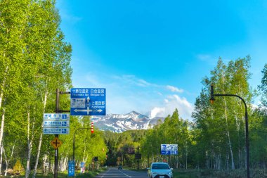Biei kasabasında yaz aylarında kırsal yol görünümü, Kamikawa Subprefecture bulunan, Hokkaido, Japonya