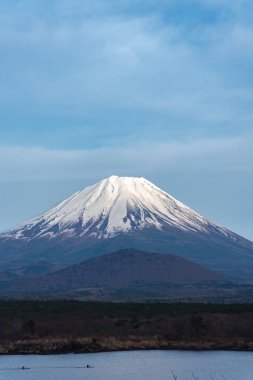 Fuji Dağı ya da Mt. Dünya Mirası Fuji, Shoji Gölü (Shojiko) manzaralı. Fuji Beş Göl Bölgesi, Minamitsuru Bölgesi, Yamanashi Bölgesi, Japonya. Seyahat hedefi için peyzaj.