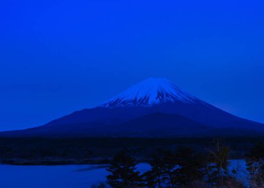 Fuji Dağı ya da Mt. Dünya Mirası Fuji, Shoji Gölü (Shojiko) manzaralı. Fuji Beş Göl Bölgesi, Minamitsuru Bölgesi, Yamanashi Bölgesi, Japonya. Seyahat hedefi için peyzaj.