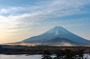 Fuji Dağı ya da Mt. Dünya Mirası Fuji, Shoji Gölü (Shojiko) manzaralı. Fuji Beş Göl Bölgesi, Minamitsuru Bölgesi, Yamanashi Bölgesi, Japonya. Seyahat hedefi için peyzaj.