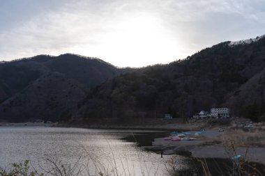 Fuji Dağı ya da Mt. Dünya Mirası Fuji, Shoji Gölü (Shojiko) manzaralı. Fuji Beş Göl Bölgesi, Minamitsuru Bölgesi, Yamanashi Bölgesi, Japonya. Seyahat hedefi için peyzaj.