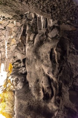 Rüzgar mağara ve buz Mağarası Fugaku Japonya'da. Fuji Fugaku Rüzgar mağara Aokigahara Jukai orman bol yeşilliklerle çevrilidir. Mağaraya girdiğinizde, yaz aylarında bile hoş serin