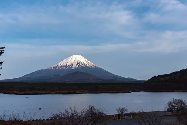 Monte Fuji ou Mt. Fuji, o Património Mundial, vista para o Lago Shoji (Shojiko). Região do Lago Fuji Five, distrito de Minamitsuru, província de Yamanashi, Japão. Paisagem para destino de viagem . — Fotografia de Stock