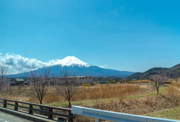 雪に覆われた富士山 (富士山) 春の青い空を背景に、世界遺産晴れた日のシーズン間近します。山梨県県南都留郡富士 5 つの湖. — ストック写真