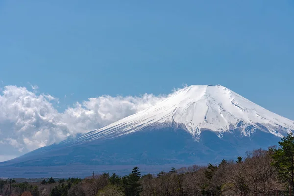 Gros plan enneigé Mont Fuji (Mt. Fuji) le patrimoine mondial, en fond de ciel bleu sur la saison de printemps journée ensoleillée. Région du lac Fuji Five, district de Minamitsuru, préfecture de Yamanashi, Japon . — Photo