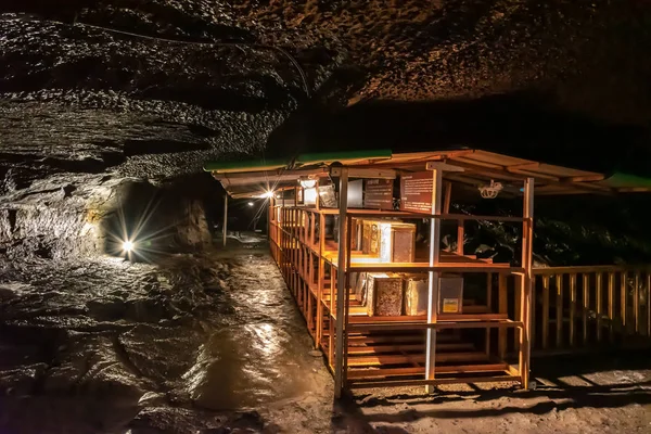 Wind Cave & Ice Cave in Fugaku Japan (en inglés). La Cueva del Viento Fuji Fugaku está rodeada por la abundante vegetación del bosque de Aokigahara Jukai. Una vez que entras en la cueva, es agradablemente fresco incluso en verano. —  Fotos de Stock