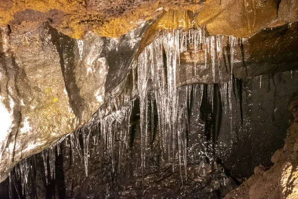 Caverna de Vento & Caverna de Gelo em Fugaku Japão. A Caverna do Vento Fuji Fugaku está rodeada pela vegetação abundante da floresta de Aokigahara Jukai. Uma vez que você entra na caverna, é agradavelmente legal, mesmo no verão — Fotografia de Stock