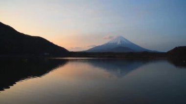 Fuji Dağı, Dünya Mirası, Shoji Gölü (Shojiko) manzaralı. Mt. Gündoğumunda Fuji yansıması. Fuji Beş Göl Bölgesi, Yamanashi ili, Japonya. Seyahat hedefi için peyzaj.