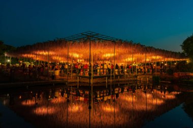 Tochigi Prefecture, Japonya 16 Nisan 2018: Ashikaga çiçek Parkı 'nda büyük Wisteria Festivali. Renkli tam çiçek açan çiçekler ile geceleri aydınlatılmış gizemli güzellik. Ünlü seyahat destinasyonu