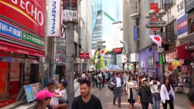 Gündüz Shibuya Crossing Yürüyüş ( 4k Uhd ). Shibuya Crossing dünyanın en işlek yaya geçitlerinden biridir. Shibuya semtinde yayaların bakış açısı normal hızda. Tokyo, Japonya - 4 Mayıs 2019