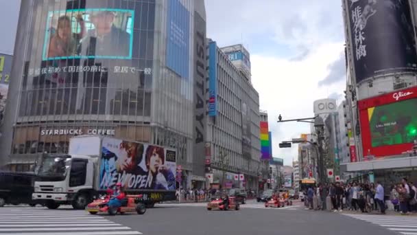 Mario kart corriendo en Shibuya Crossing (4K UHD). Turista alquilar un Go-kart puede conducir en el distrito de Shibuya, Harajuku y Omotesando todos los famosos lugares de compras y turismo. Tokio, Japón. mayo 4, 2019 — Vídeo de stock