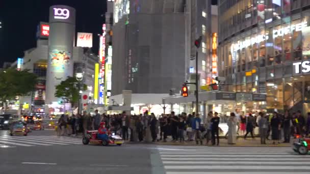Mario kart rodando no Shibuya Crossing (4K UHD). Alugue um turista Go-kart pode dirigir no distrito de Shibuya, Harajuku e Omotesando todas as famosas lojas e pontos turísticos. Tóquio, Japão. Maio 4, 2019 — Vídeo de Stock