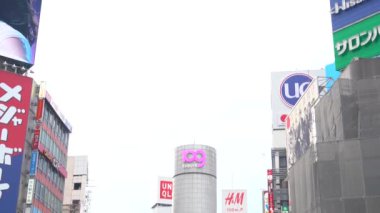 Tokyo, Japonya - 4 Mayıs 2019 : Shibuya Geçidi'nde gündüz yürüyen yayaları kapatın ( 4k Uhd ). kamera aşağı çekim, seçici odak normal hız kadar eğim.