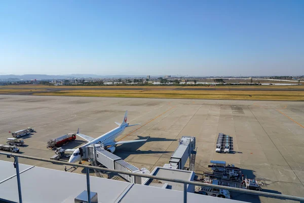 Utsikt från Sendai Airport observation Deck "Smile Terrace". Sendai Airport är en internationell flygplats belägen i staden Natori, Miyagi, Japan-april 22, 2019 — Stockfoto