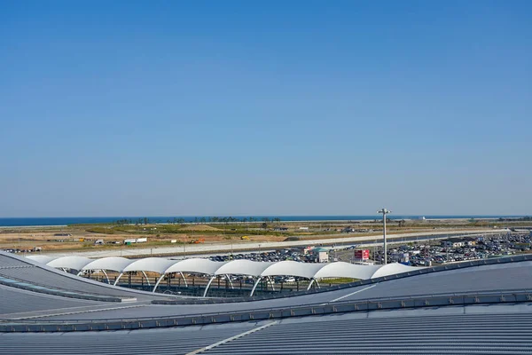 Vista desde la plataforma de observación del aeropuerto de Sendai "Smile Terrace". Aeropuerto de Sendai es un aeropuerto internacional situado en la ciudad de Natori, Miyagi, Japón - 22 de abril de 2019 — Foto de Stock