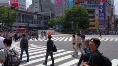 Gündüz Shibuya Crossing ( 4k Uhd zaman atlamalı ), kamera uzun çekim seçici odak normal hız, Shibuya ilçesinde yayalar yaya geçidi. Tokyo, Japonya - 4 Mayıs 2019