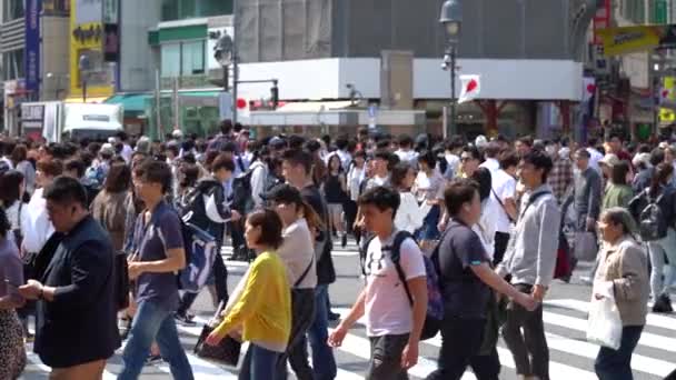 2019年5月4日 昼間渋谷交差点を歩く歩行者をクローズアップ スローモーションビデオ カメラロングショット セレクティブフォーカス — ストック動画