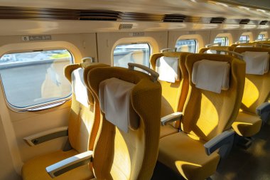 Tokyo, Japonya - 3 Mayıs 2019 : Akita Shinkansen Komachi, Japonya'da Ueno istasyonunda E6 Serisi Shinkansen süper ekspres hızlı tren standart sınıf koltuk iç.