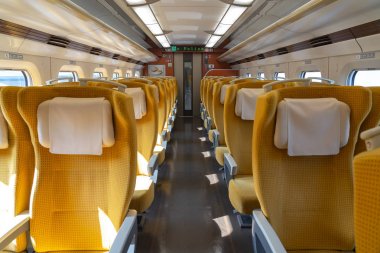 Tokyo, Japonya - 3 Mayıs 2019 : Akita Shinkansen Komachi, Japonya'da Ueno istasyonunda E6 Serisi Shinkansen süper ekspres hızlı tren standart sınıf koltuk iç.