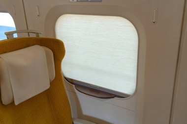 Tokyo, Japonya - 3 Mayıs 2019 : Akita Shinkansen Komachi, Japonya'da Ueno istasyonunda E6 Serisi Shinkansen süper ekspres hızlı tren standart sınıf koltuk iç.