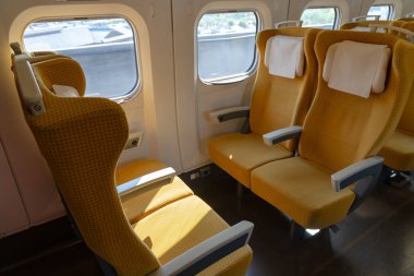 Tokyo, Japonya - 3 Mayıs 2019 : Akita Shinkansen Komachi, Japonya'da Ueno istasyonunda E6 Serisi Shinkansen süper ekspres hızlı tren standart sınıf koltuk iç.