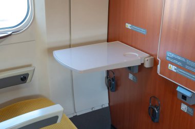 Tokyo, Japonya - 3 Mayıs 2019 : Akita Shinkansen Komachi, Japonya'da Ueno istasyonunda E6 Serisi Shinkansen süper ekspres hızlı tren standart sınıf koltuk iç.