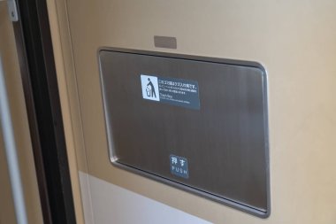 Tokyo, Japonya - 3 Mayıs 2019 : Akita Shinkansen Komachi, Japonya'da Ueno istasyonunda E6 Serisi Shinkansen süper ekspres hızlı tren standart sınıf koltuk iç.
