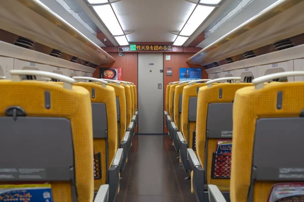 Tóquio, Japão - 3 de maio de 2019: Akita Shinkansen Komachi, Interior de assentos de classe padrão da série E6 Shinkansen trem bala super expresso na estação de Ueno, no Japão . — Fotografia de Stock