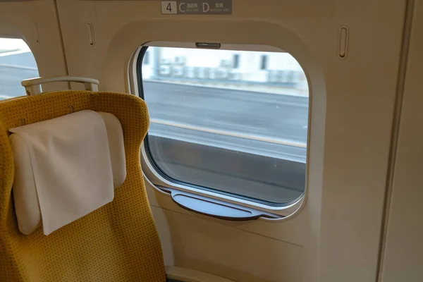 Τόκιο, Ιαπωνία-3 Μαΐου, 2019: Ακίτα σίνκανσεν Κομάτσι, εσωτερικό των τυπικών εδρών της σειράς Ε6 του Shinkansen Super Εξπρές με σφαίρα στο σταθμό Ουένο στην Ιαπωνία. — Φωτογραφία Αρχείου