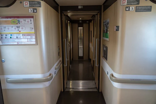 Tokyo, Japonia - 3 mai 2019: Akita Shinkansen Komachi, Interiorul scaunelor de clasă standard din seria E6 Shinkansen super-express tren glonț la gara Ueno din Japonia . — Fotografie, imagine de stoc